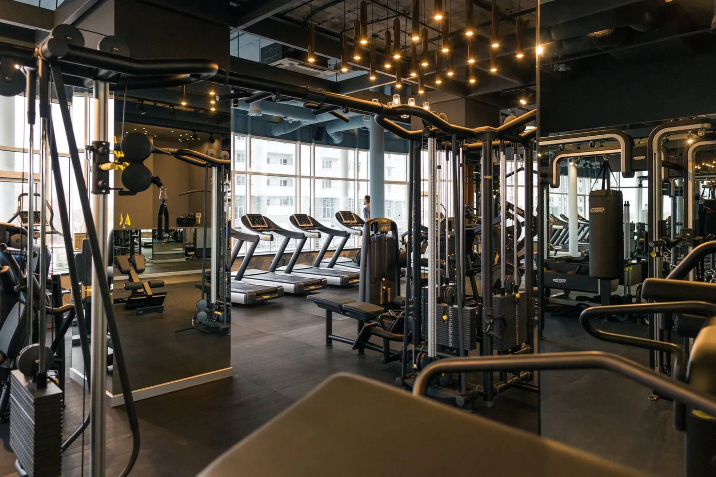 Зона відпочинку та басейн в елітному фітнес-клубі Palestra